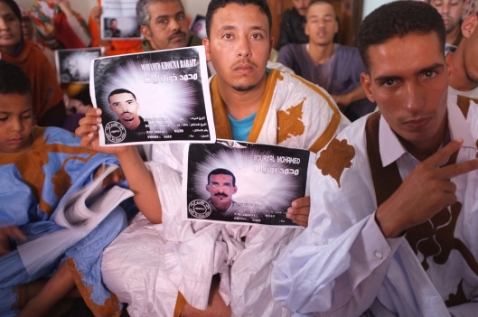 Les familles des prisonniers politiques de Gdeim Izik se réunissent et demandent sans relâche la libération de leurs proches incarcérés près de Rabat, jugés par un tribunal militaire. O.Quarante